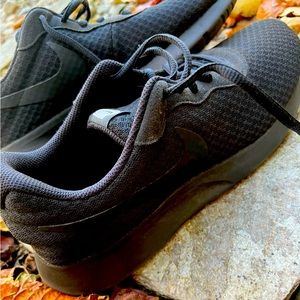 Nike black running sneaker!! Size 10